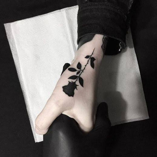 Tatuajes de rosas negras